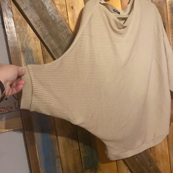 Tan slouchy neck sweater. Fits like an xl - Picture 3 of 3